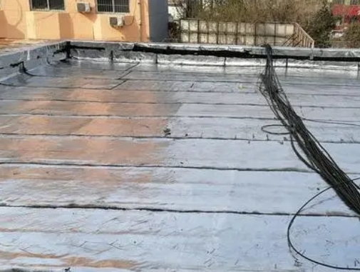 白云鄂博卫生间漏水维修公司分享下白云鄂博屋面楼顶防水刚性防水层施工要点。