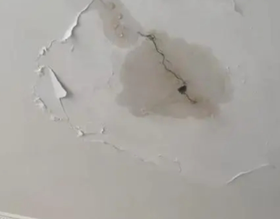 白云鄂博阳台漏水维修公司分享下屋面防水工程质量问题原因分析